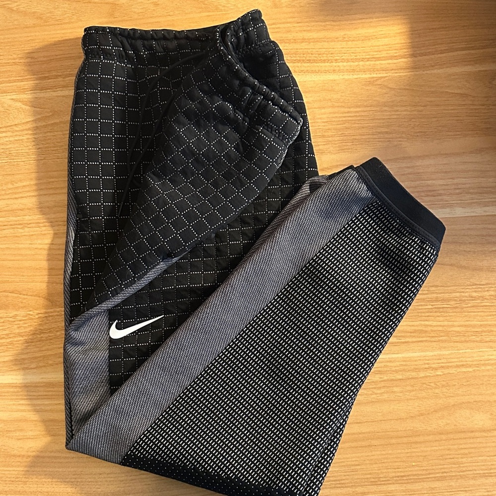 Nike Women’s Black and Gray Patterned Joggers